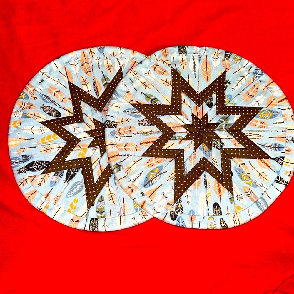 SET OF 2 HANDMADE 8” ROUND HOT PADS TRIVETS POTHOLDERS AMISH STAR BLUE FEATHERS